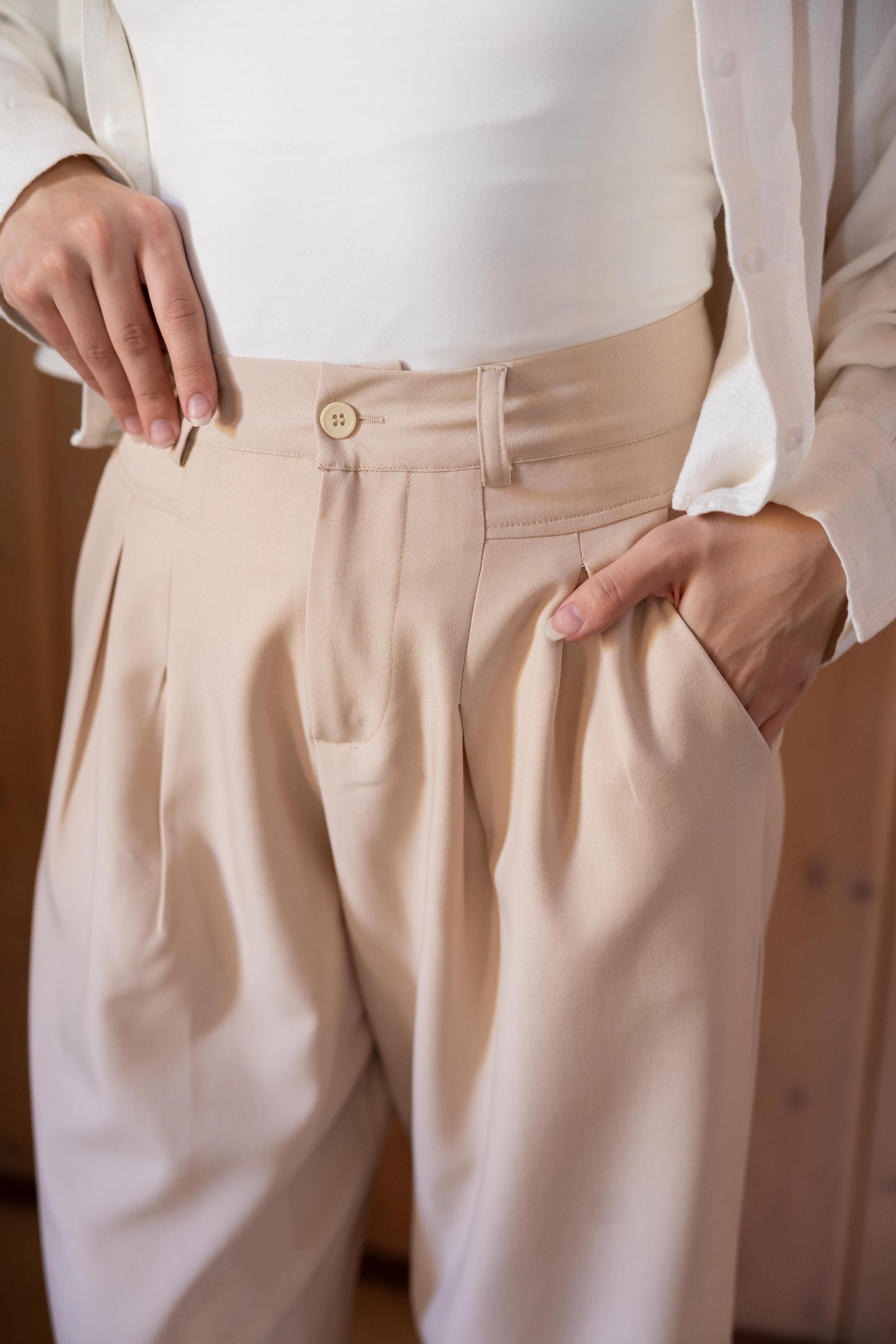 Bossy Pants in beige